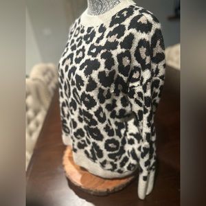 Vince Camuto XS cheetah print sweater